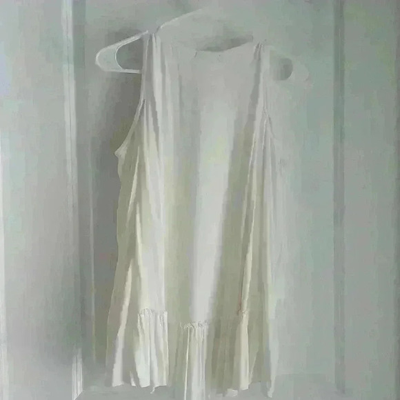 Ivory,  women's,  cold shoulder top. Sz med by Soprano. NWT from Dillard's. - Picture 4 of 5